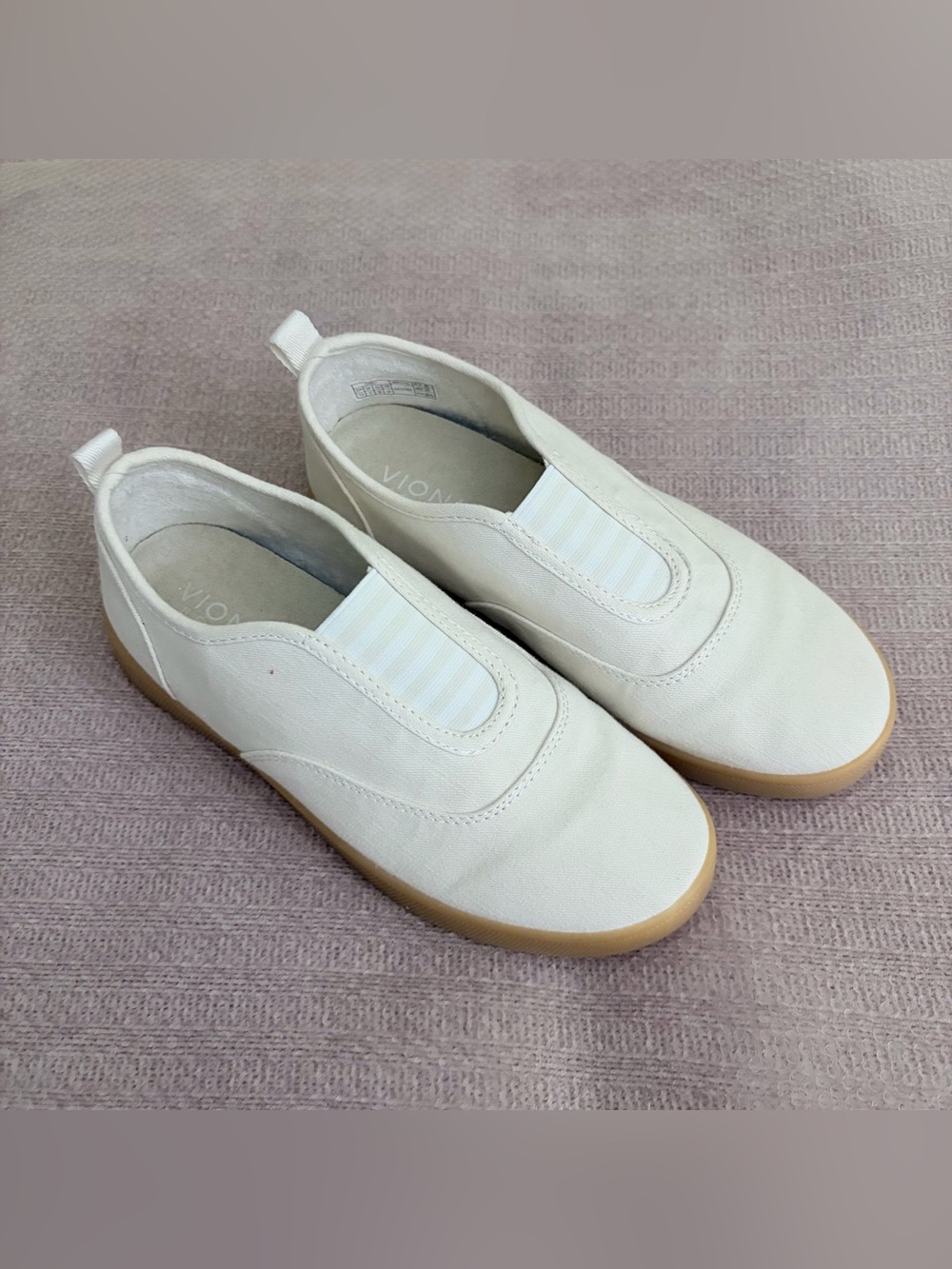 Vionic White Slip-On Canvas Loafers with Gum Sole Sz 7.5